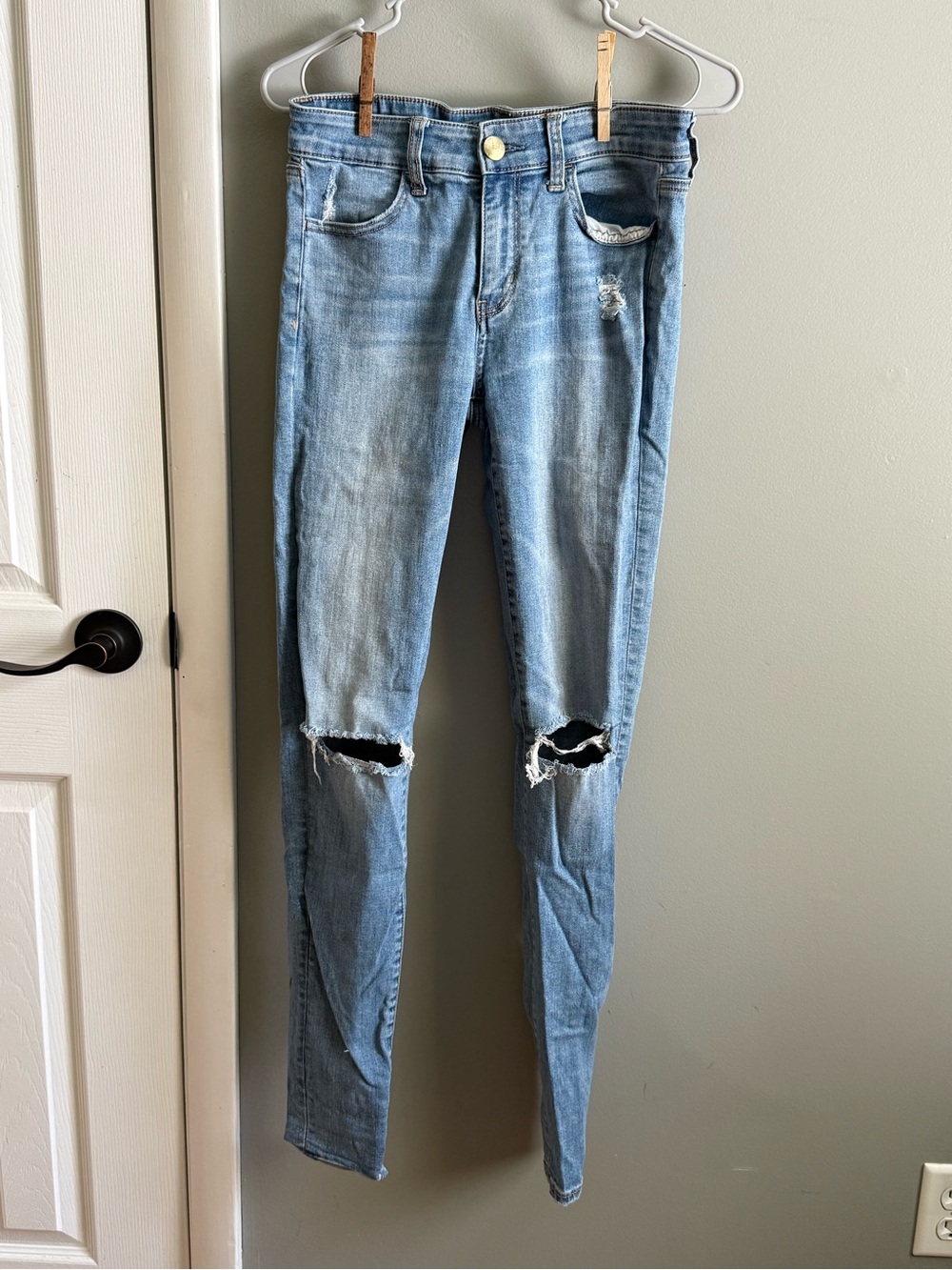 American Eagle Outfitters Light Blue Distressed Skinny Jeans